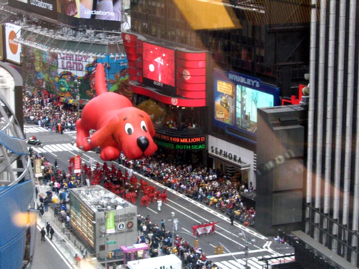 Clifford Balloon, Macy's Thanksgiving Day Parade, Times Square, Midtown Manhattan, November 25, 2004