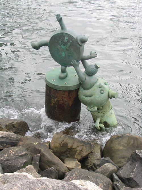 Tom Otterness "Marriage of Real Estate and Money" Sculpture (1996), Roosevelt Island, June 10, 2004
