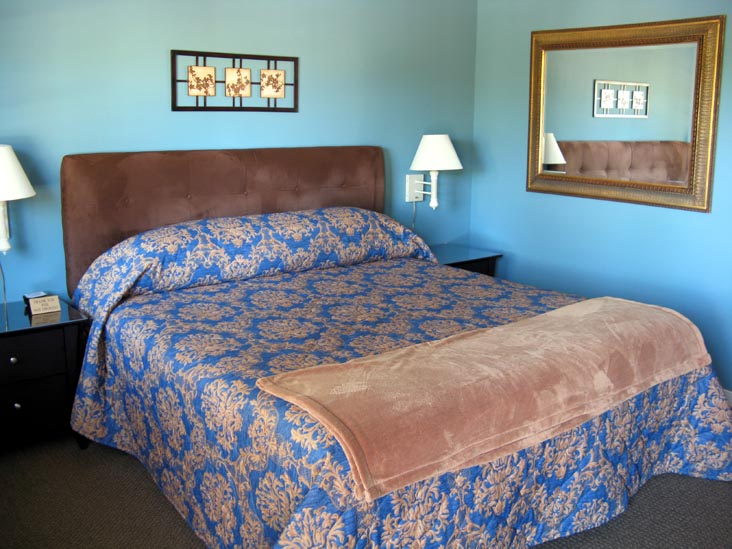 Room 18, Golden Haven Hot Springs Spa & Resort, 1713 Lake Street, Calistoga, California