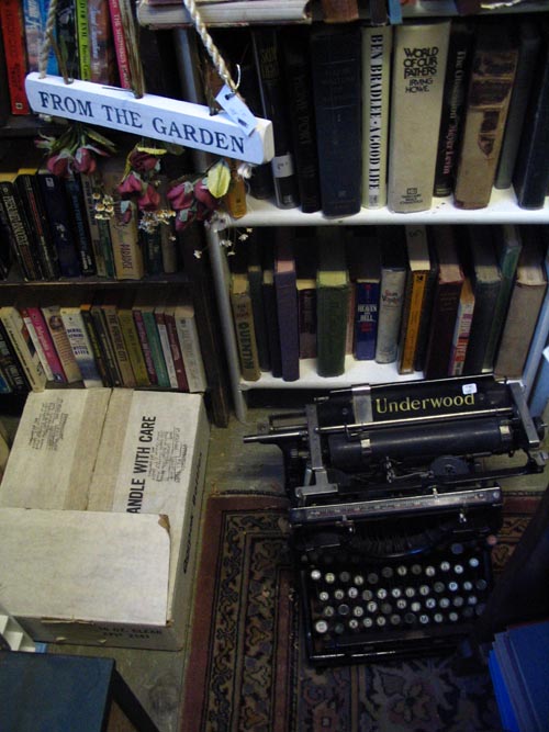 Underwood Typewriter, Books By The Falls, 253 Roosevelt Drive, Derby, Connecticut