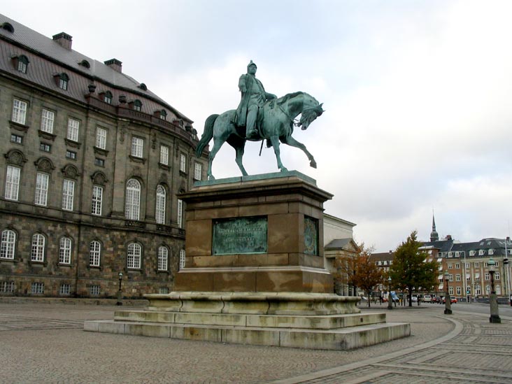 Frederik VII Statue, Christiansborg Slotsplads, Slotsholmen, Copenhagen, Denmark