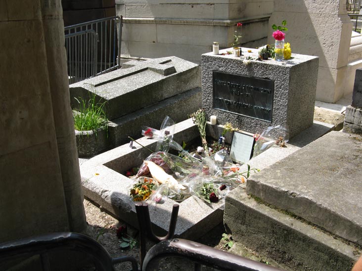 Jim Morrison Grave, Cimetière du Père-Lachaise (Père-Lachaise Cemetery), 20e Arrondissement, Paris, France