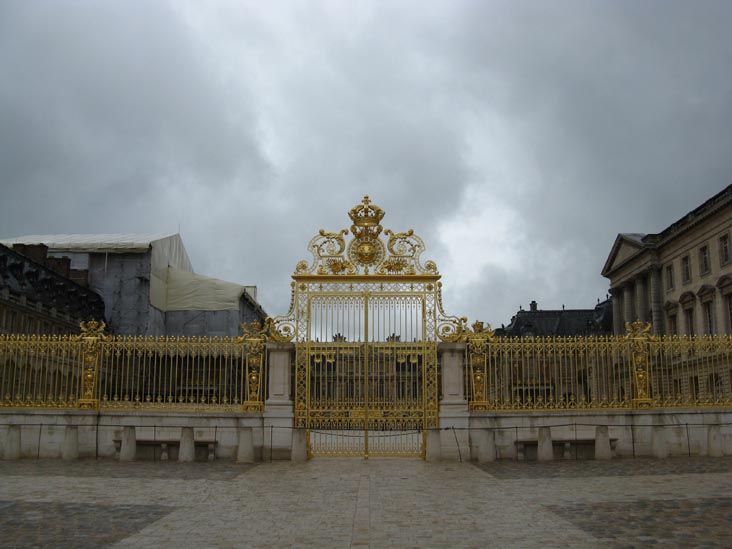 Royal Gate (Grille Royale), Cour d'Honneur, Château de Versailles (Palace of Versailles), Versailles, France