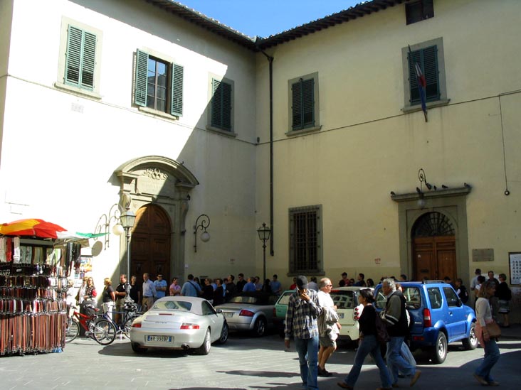 Line Outside Accademia di Belle Arti di Firenze, Via Ricasoli, 66, Florence, Tuscany, Italy