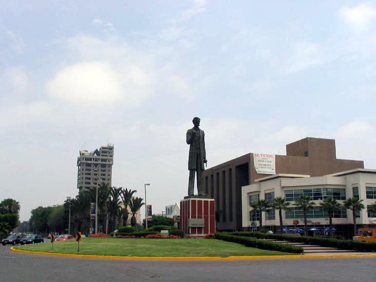 Abraham Lincoln Statue, Avenida Diego Rivera and Avenida Paseo de los Héroes, Tijuana, Baja California, Mexico