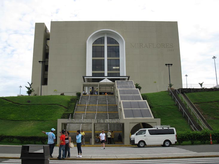 El Centro de Visitantes de Miraflores/Miraflores Visitors Center, Miraflores Locks/Esclusas de Miraflores, Panama Canal, Panama, July 3, 2010
