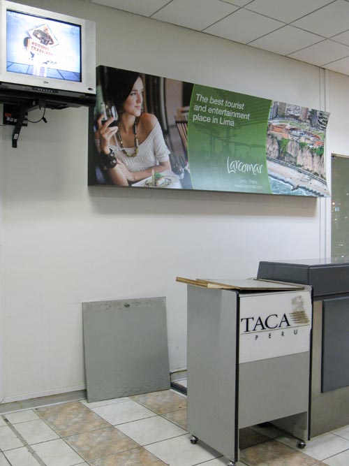 Larcomar Advertisement, Aeropuerto Internacional Alejandro Velasco Astete, Cusco, Peru