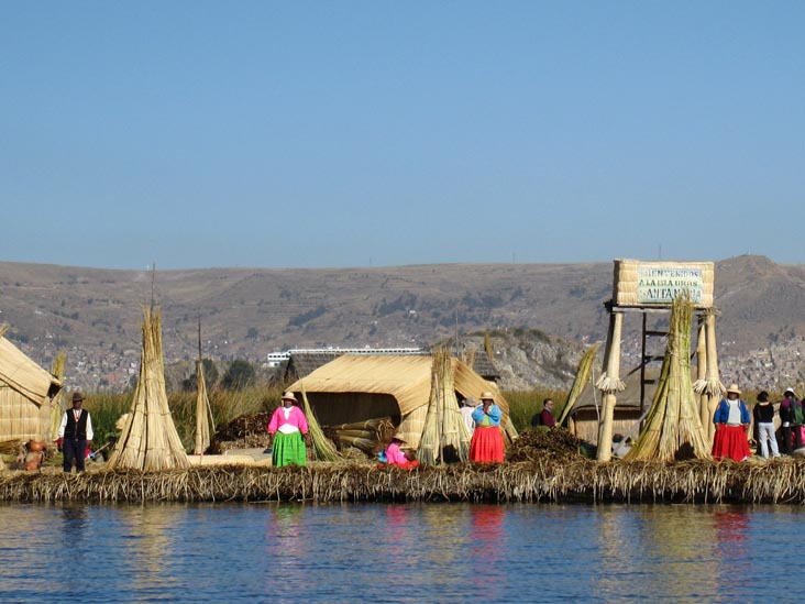 Isla Santa María, Uros Floating Islands, Puno Bay, Lake Titicaca/Lago Titicaca, Peru