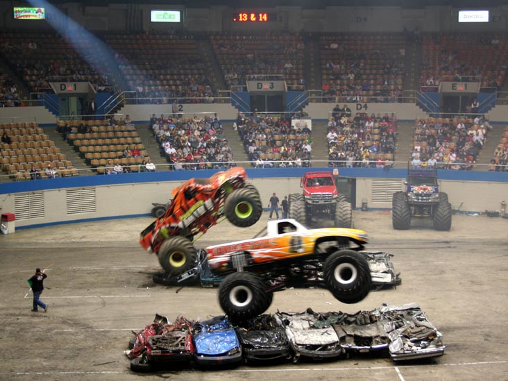 Prowler vs. Clydesdale, TNT Monsters Steel Thunder Monster Truck Show, Nashville Municipal Auditorium, Nashville, Tennessee, January 6, 2007