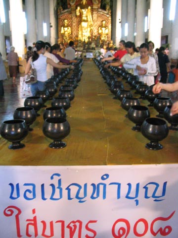 Offering, Main Sala, Wat Chedi Luang, Chiang Mai, Thailand