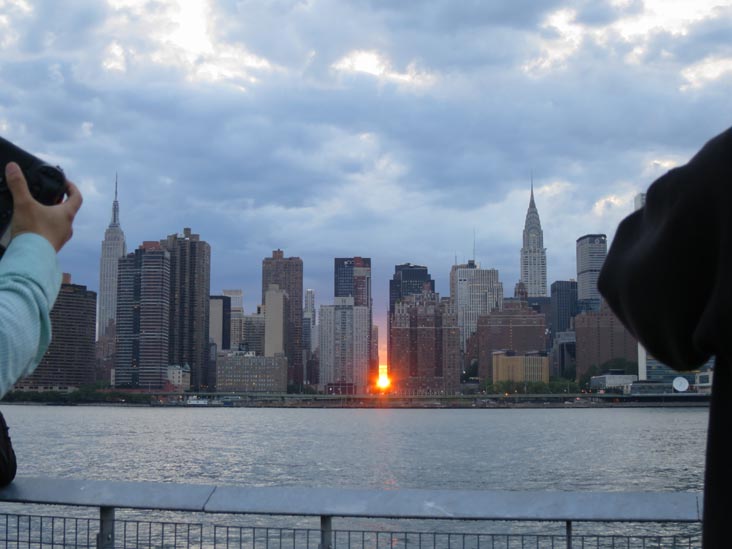 Manhattanhenge, Hunters Point South Park, Hunters Point, Long Island City, Queens, May 30, 2014