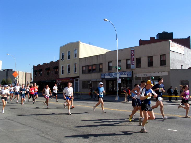 Runners, New York City Marathon, Jackson Avenue, Hunters Point, Long Island City, Queens, November 7, 2004
