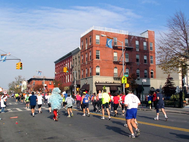 2006 New York City Marathon, Vernon Boulevard, Hunters Point, Long Island City, Queens, November 5, 2006, 1:08 p.m.
