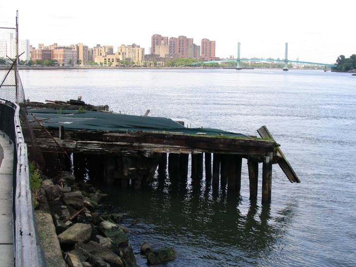 East River and Wards Island Footbridge from Carl Schurz Park, Upper East Side, Manhattan