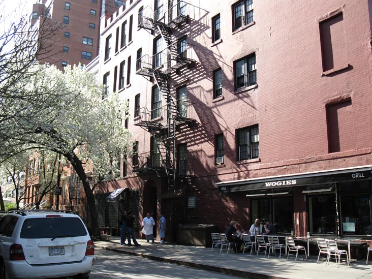 Wogie's Bar & Grill, 39 Greenwich Avenue, West Village, Manhattan, April 5, 2010