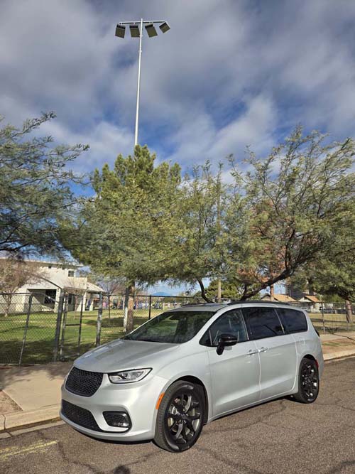 Chrysler Pacifica, Central Park, Phoenix, Arizona, February 17, 2026