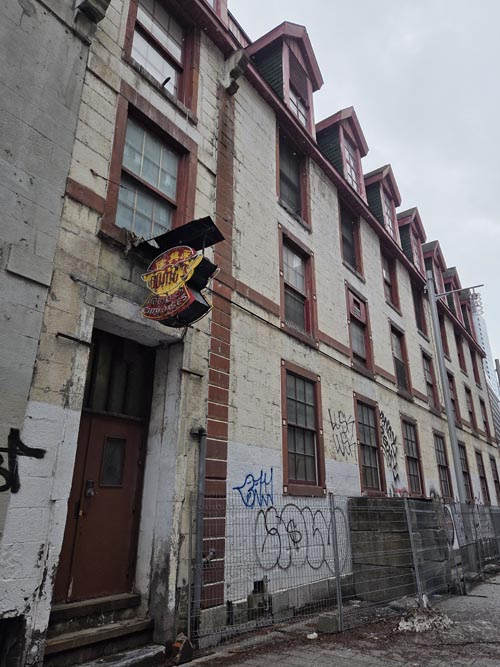 Wing Building, Rue De la Gaucheti&egrave;re, Montr&eacute;al, Canada, April 5, 2026