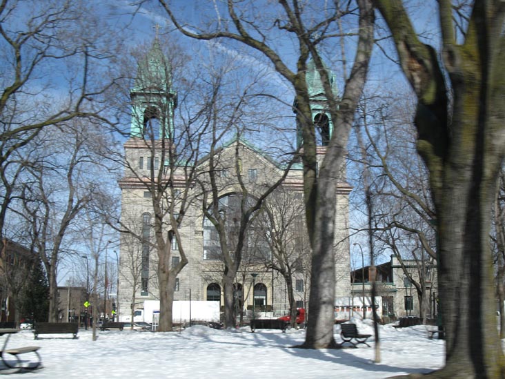 Église Saint-Jean de la Croix/Place de la Croix, 6655, Boulevard Saint-Laurent, Montréal, Québec, Canada