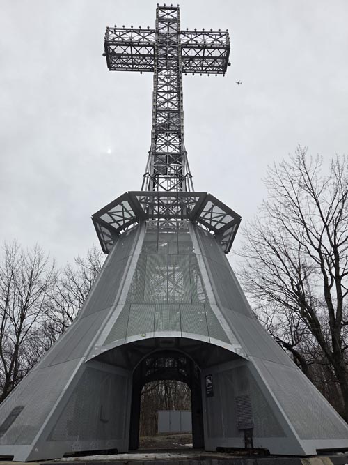 Mount Royal Cross, Parc du Mont-Royal/Mount Royal Park, Montr&eacute;al, Canada, April 4, 2026