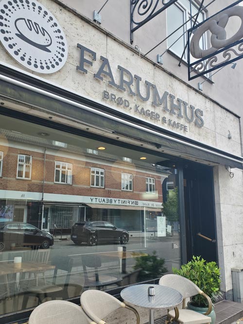 Farumhus, Vedb&aelig;k Stationsvej 15, Vedb&aelig;k, Denmark, July 26, 2025