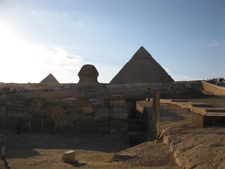 Great Sphinx of Giza, Pyramid of Khafre and Pyramid of Menkaure, Giza Pyramid Complex, Cairo, Egypt