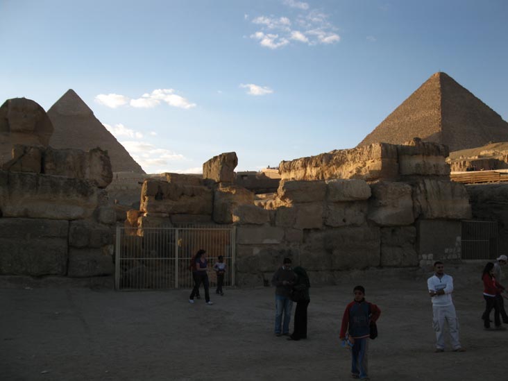 Great Sphinx of Giza, Pyramid of Khafre and Great Pyramid of Giza/Pyramid of Khufu, Giza Pyramid Complex, Cairo, Egypt