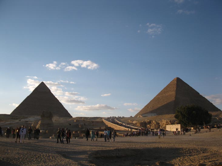 Great Sphinx of Giza, Pyramid of Khafre and Great Pyramid of Giza, Giza Pyramid Complex, Cairo, Egypt