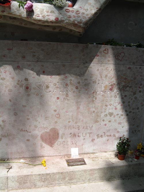 Oscar Wilde Grave, Cimetière du Père-Lachaise (Père-Lachaise Cemetery), 20e Arrondissement, Paris, France