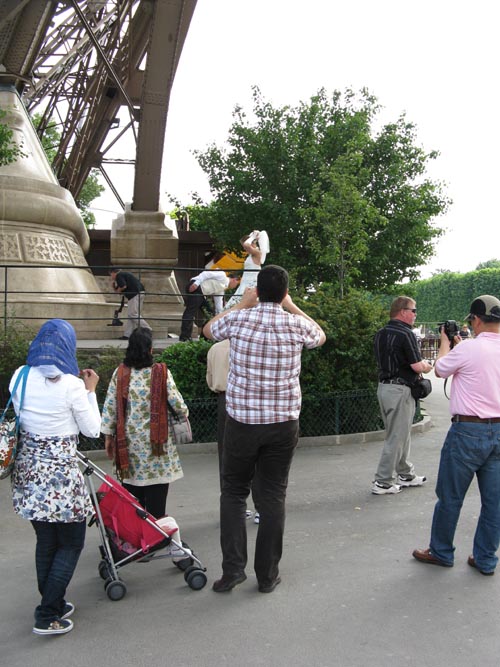 Wedding Photos, Pilier Est (East Pillar), Eiffel Tower (Tour Eiffel), Champ de Mars, 7e Arrondissement, Paris, France