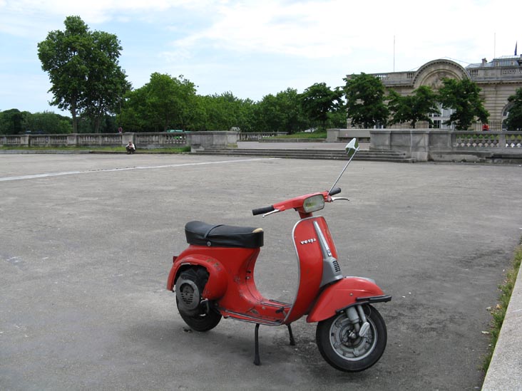 Vespa, Esplanade des Invalides, 7e Arrondissement, Paris, France