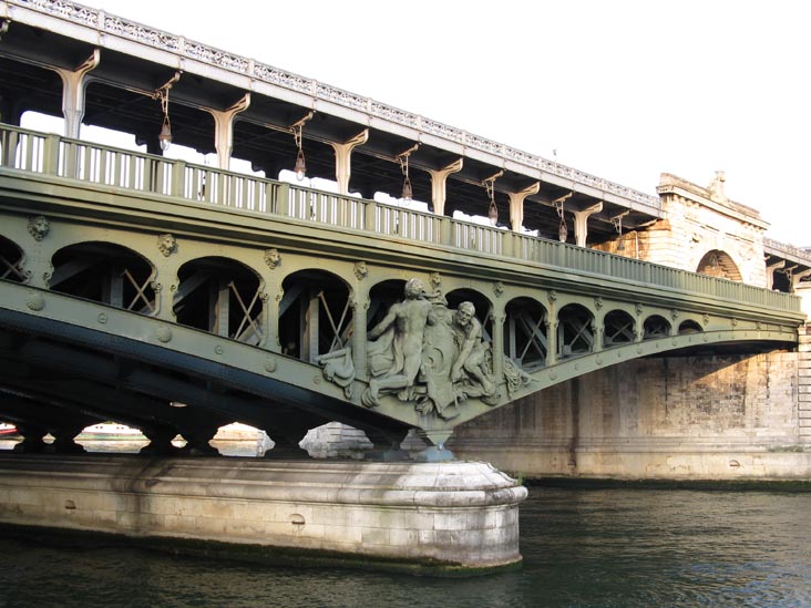 Pont de Bir-Hakeim, Bateaux-Mouches Sightseeing Cruise, River Seine, Paris, France
