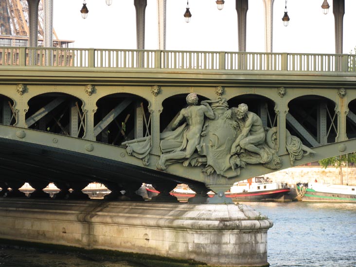 Pont de Bir-Hakeim, Bateaux-Mouches Sightseeing Cruise, River Seine, Paris, France