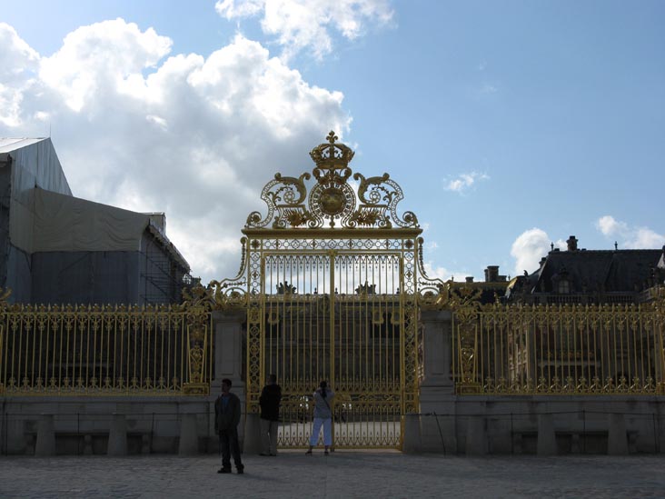 Royal Gate (Grille Royale), Cour d'Honneur, Château de Versailles (Palace of Versailles), Versailles, France