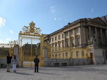 Royal Gate (Grille Royale), Cour d'Honneur, Ch&acirc;teau de Versailles (Palace of Versailles), Versailles, France