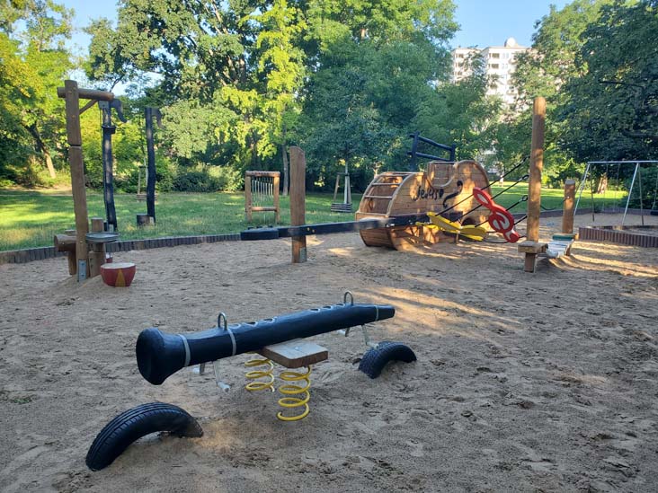 Mendelssohn-Bartholdy-Park, Berlin, Germany, July 30, 2025