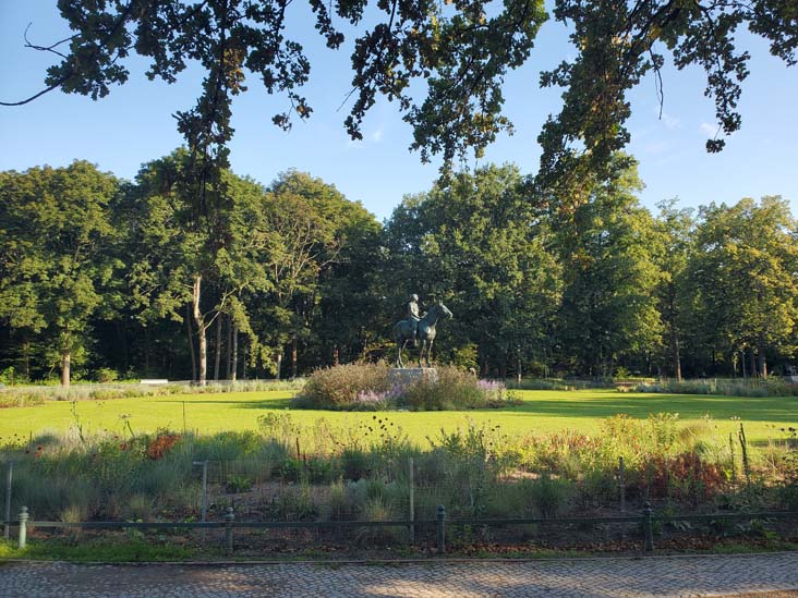 Amazone zu Pferde, Tiergarten, Berlin, Germany, July 30, 2025