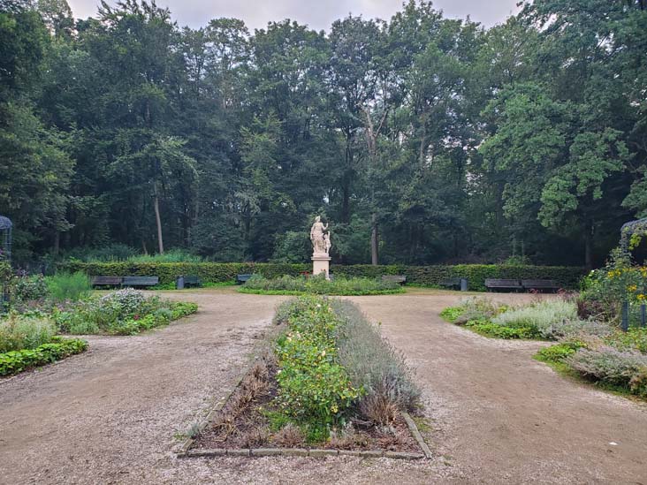 Flora-Denkmal, Rosengarten, Tiergarten, Berlin, Germany, July 31, 2025