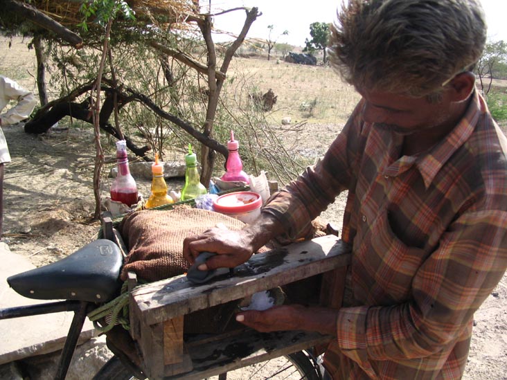 Shaved Ice Seller, Roadside Tea Stand Between Nasirabad And Mangliawas, Rajasthan, India
