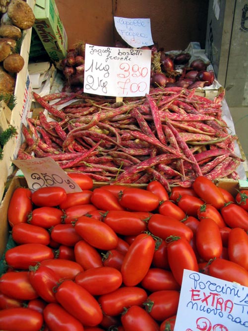 Borlotti Beans (Fagioli Borlotti), Produce Market, Via Drapperie and Via dei Orefici, SW Corner, Bologna, Emilia-Romagna, Italy