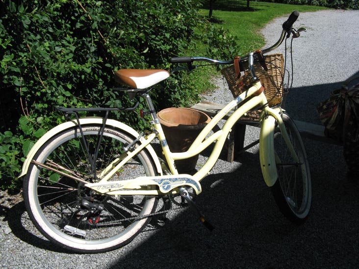 Croteaux Vineyards, 1450 South Harbor Road, Southold, New York, July 4, 2009