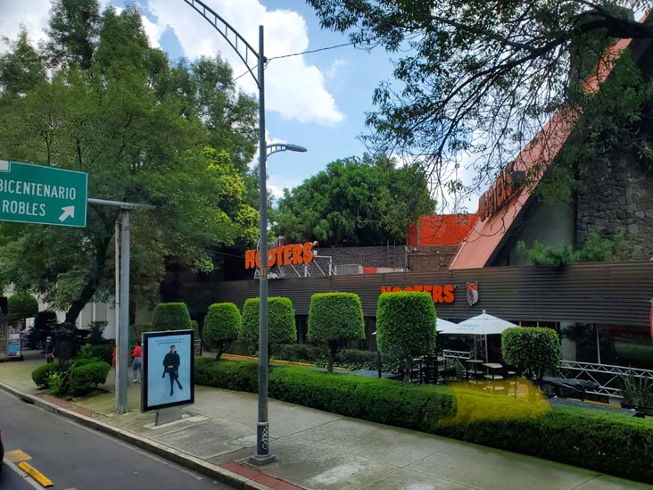 Hooters, Avenida Insurgentes Sur 826, Del Valle Centro, Capital Bus Circuito Centro-Sur Tour, Mexico City/Ciudad de México, Mexico, August 6, 2021