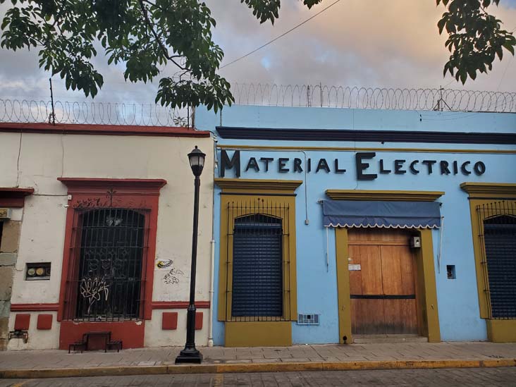 Calle Xicoténcatl Between Calle Vicente Guerrero and Avenida Miguel Hidalgo, Oaxaca, México, August 24, 2023
