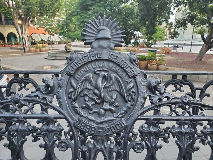 Bench, Quiosco de Oaxaca, Zócalo/Plaza de la Constitución, Oaxaca, México, August 24, 2023