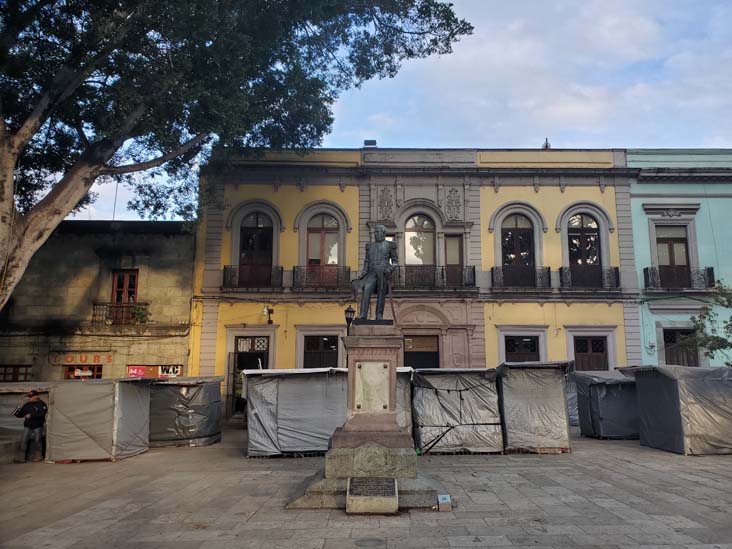 Estatua General Antonio de León/General Antonio de León Statue, Zócalo/Plaza de la Constitución, Oaxaca, México, August 24, 2023