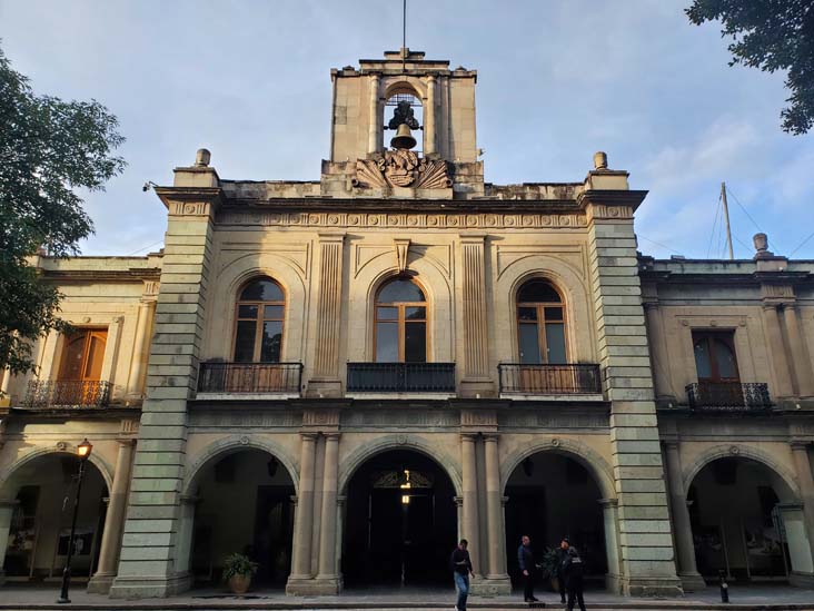 Edificio de Gobierno del Estado de Oaxaca/State of Oaxaca Government Building, Zócalo/Plaza de la Constitución, Oaxaca, México, August 24, 2023