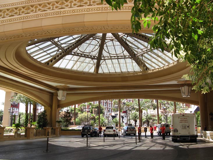Valet, The Palazzo Las Vegas, 3325 Las Vegas Boulevard South, Las Vegas, Nevada