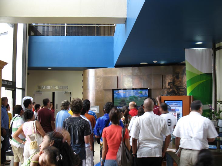 El Centro de Visitantes de Miraflores/Miraflores Visitors Center, Miraflores Locks/Esclusas de Miraflores, Panama Canal, Panama, July 3, 2010