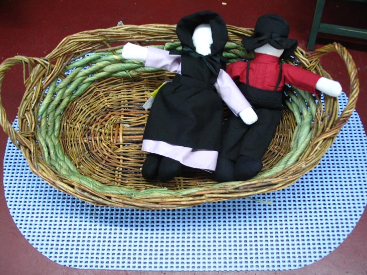 Faceless Amish Dolls, Pennsylvania Dutch Gift Haus, 93 Roadside Drive, Shartlesville, Pennsylvania