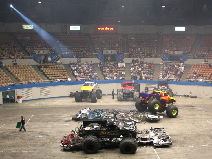 Predator vs. Black Widow, TNT Monsters Steel Thunder Monster Truck Show, Nashville Municipal Auditorium, Nashville, Tennessee, January 6, 2007