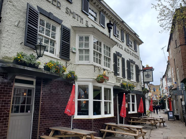 The Prince's Head and Paved Court, Richmond, London, England, April 14, 2023
